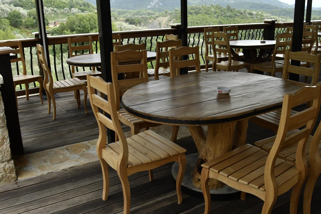 Hotel Restaurant Emblema Petrele Bagian luar foto