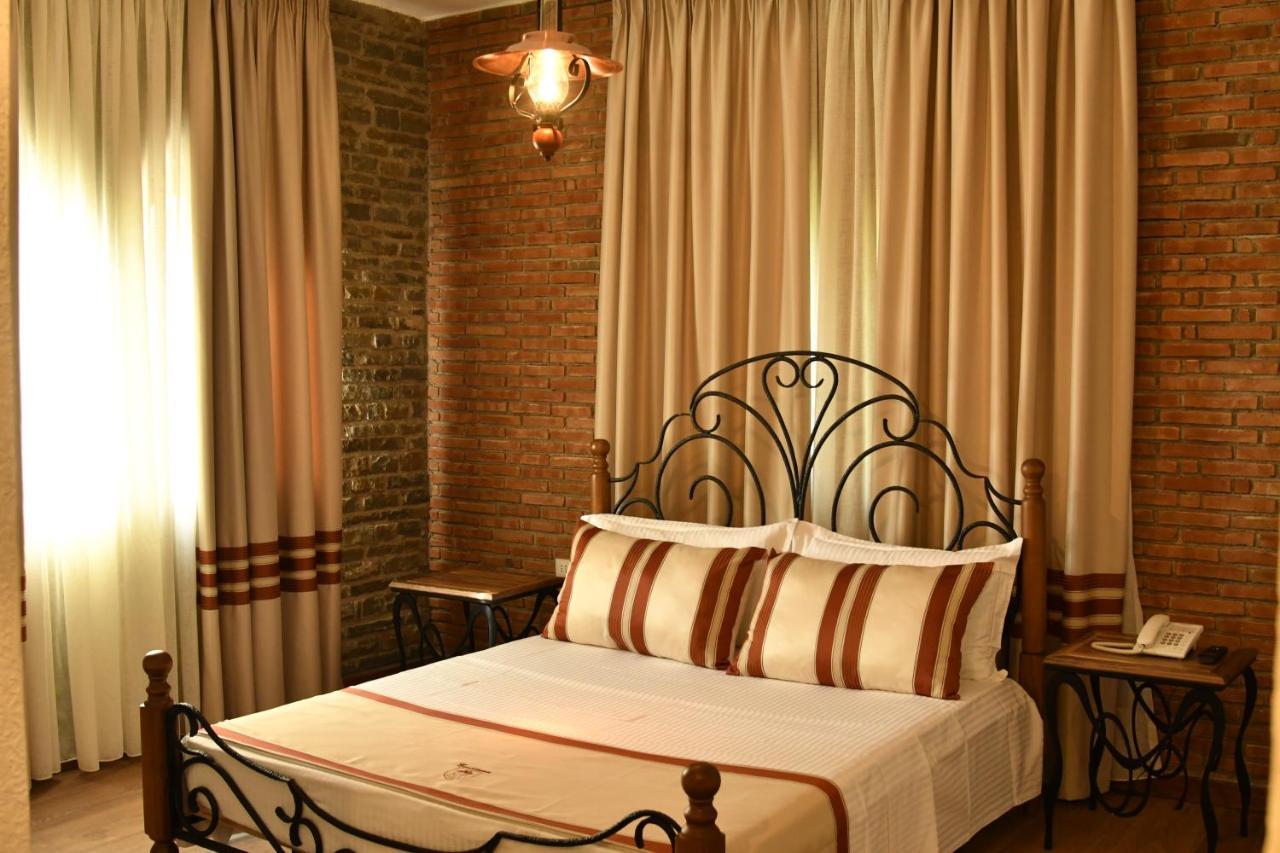 Hotel Restaurant Emblema Petrele Bagian luar foto