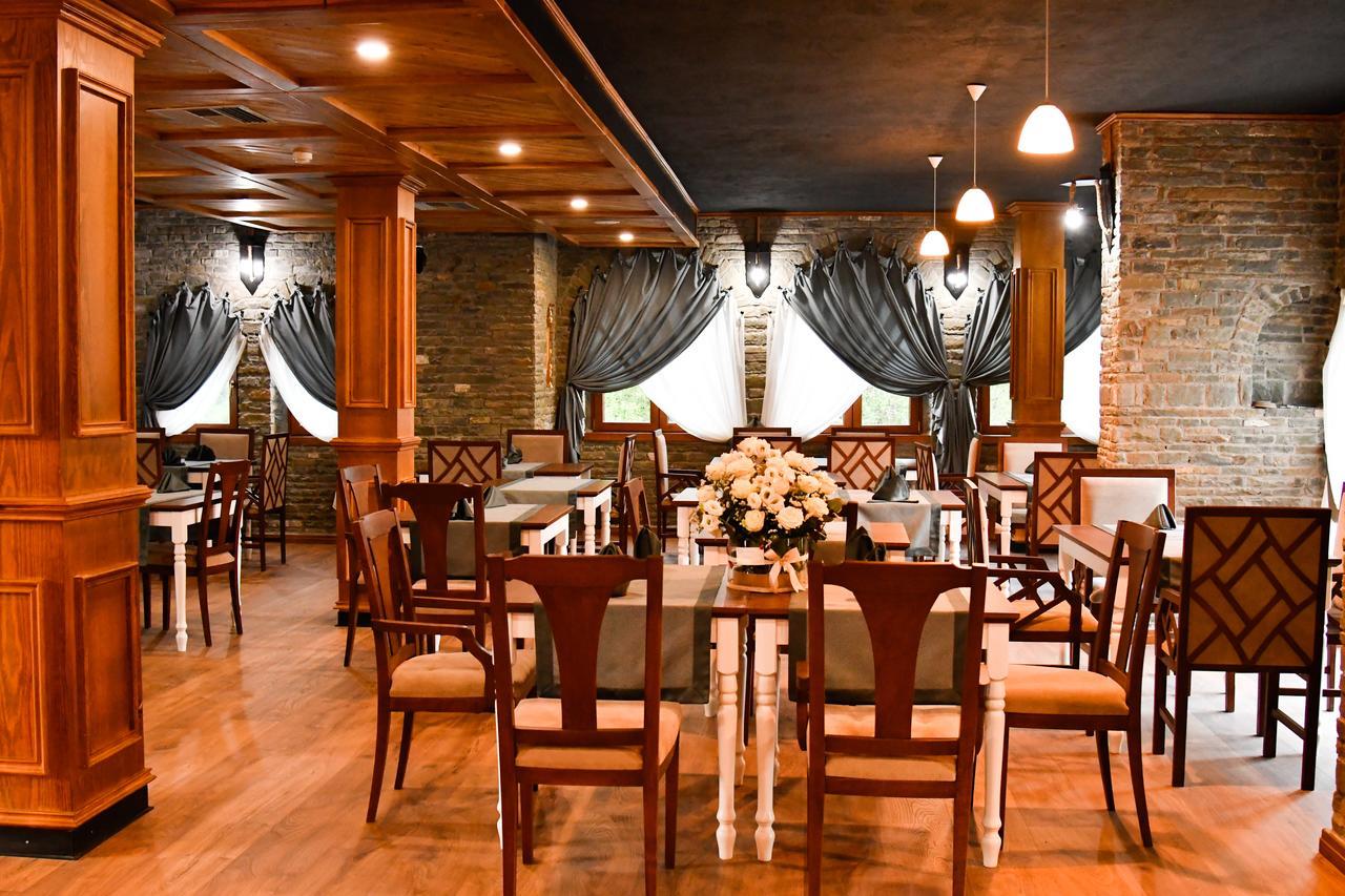 Hotel Restaurant Emblema Petrele Bagian luar foto