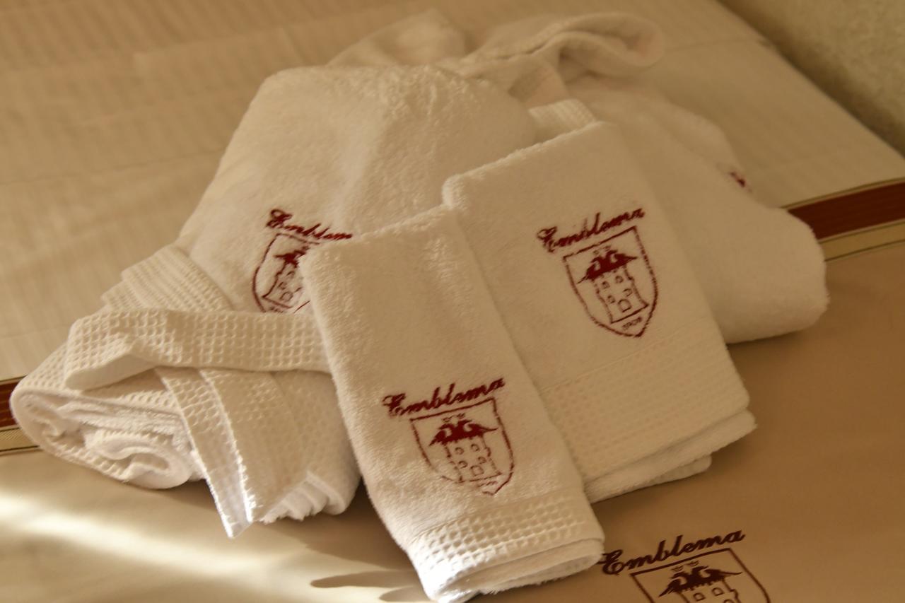 Hotel Restaurant Emblema Petrele Bagian luar foto