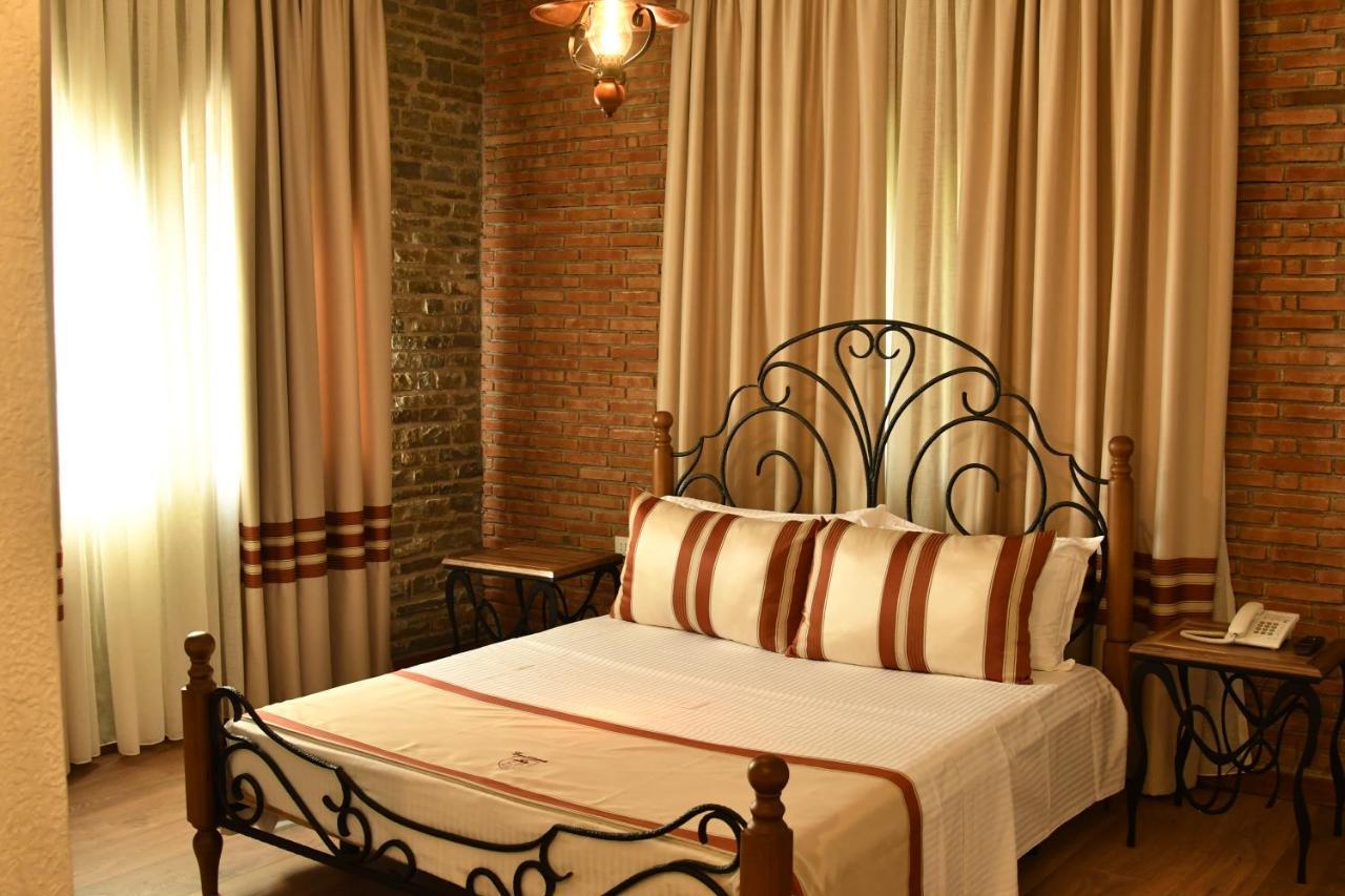 Hotel Restaurant Emblema Petrele Bagian luar foto