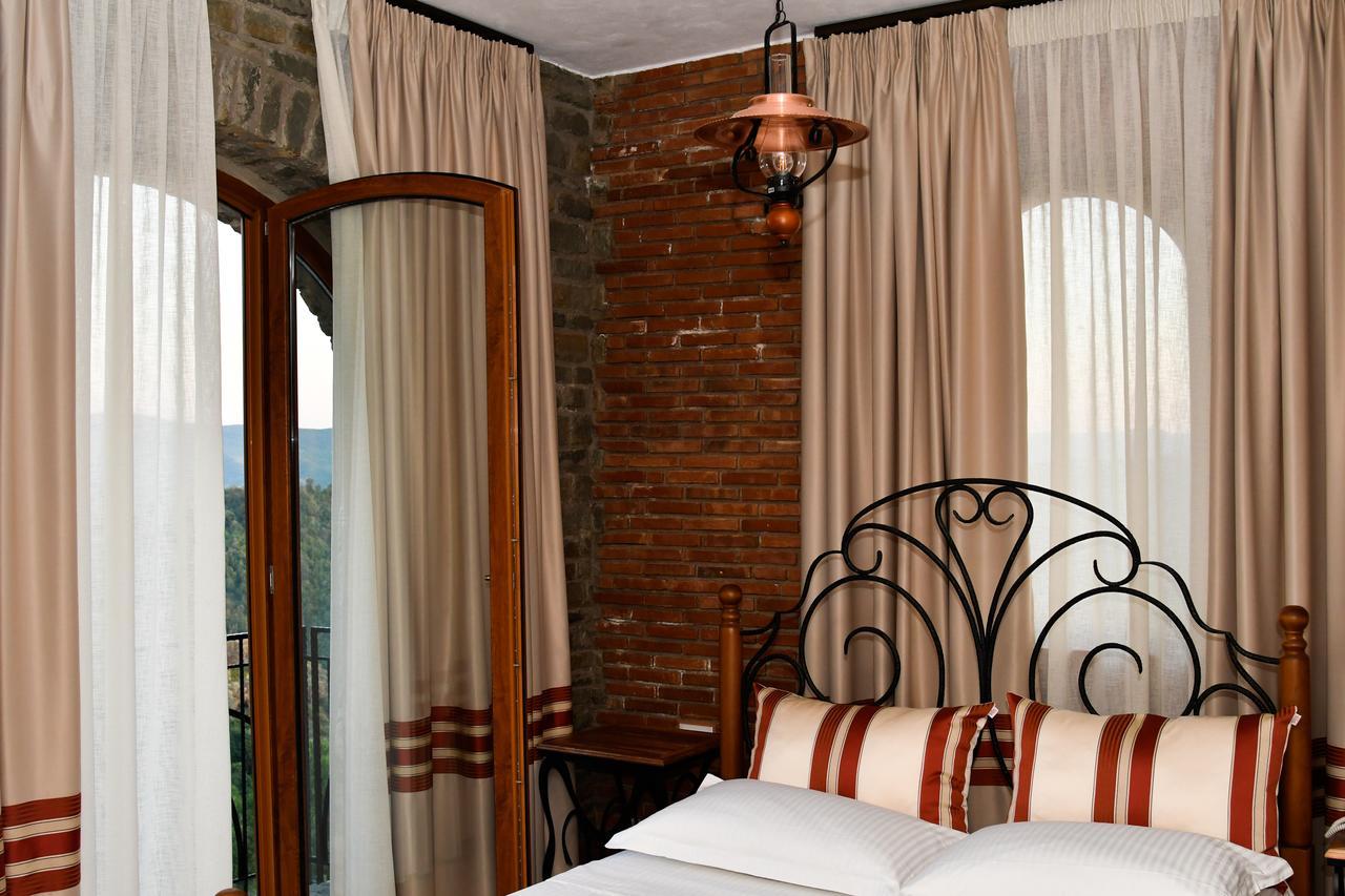 Hotel Restaurant Emblema Petrele Bagian luar foto