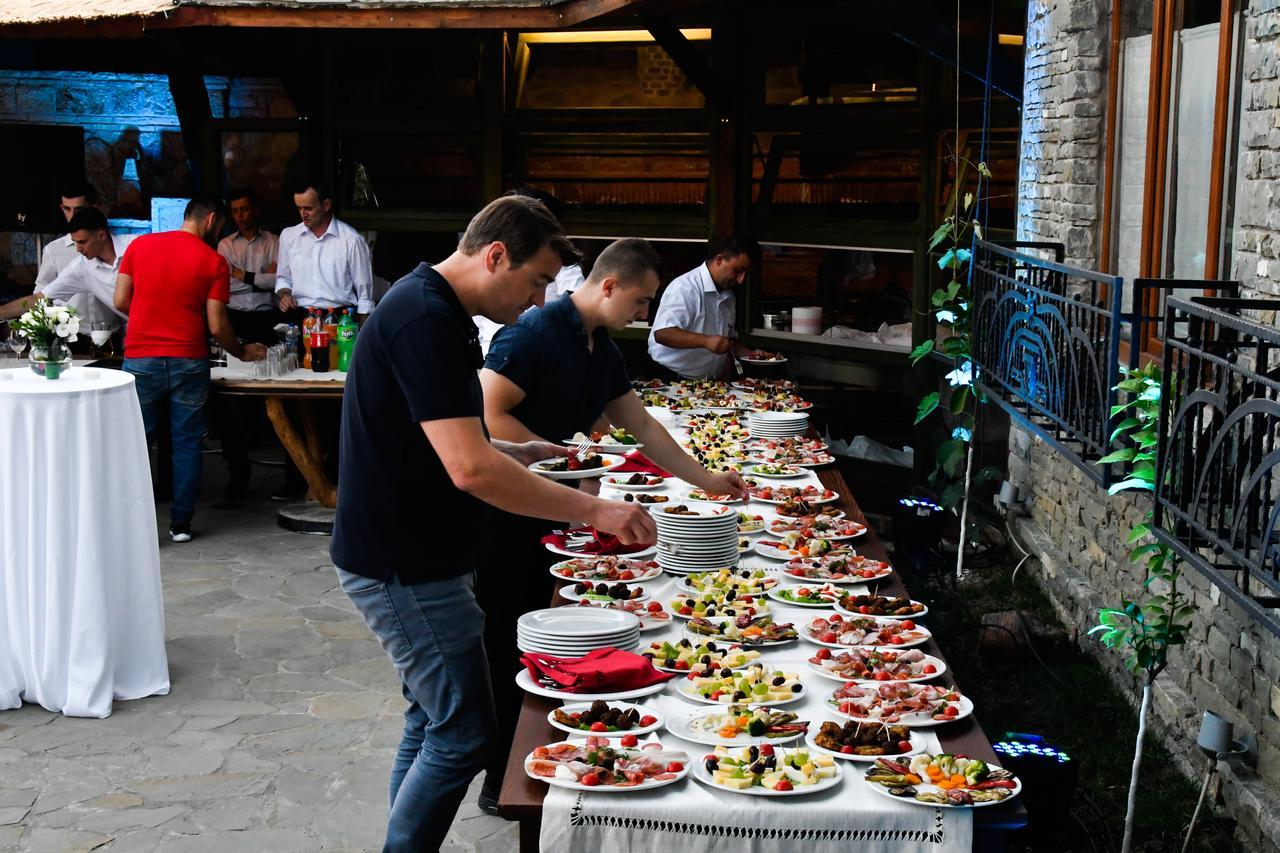Hotel Restaurant Emblema Petrele Bagian luar foto