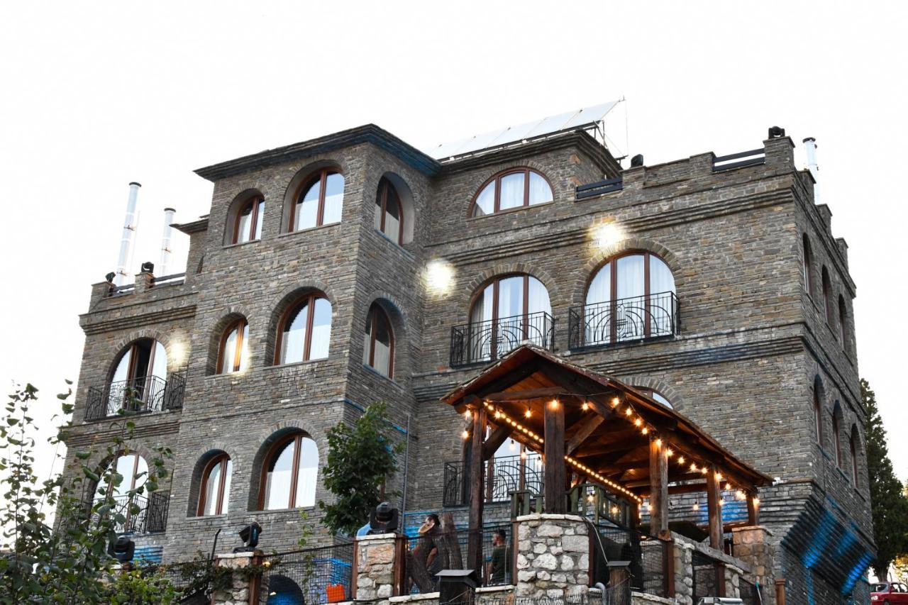 Hotel Restaurant Emblema Petrele Bagian luar foto