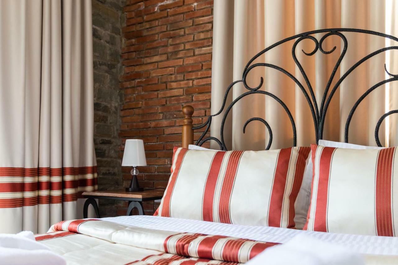 Hotel Restaurant Emblema Petrele Bagian luar foto