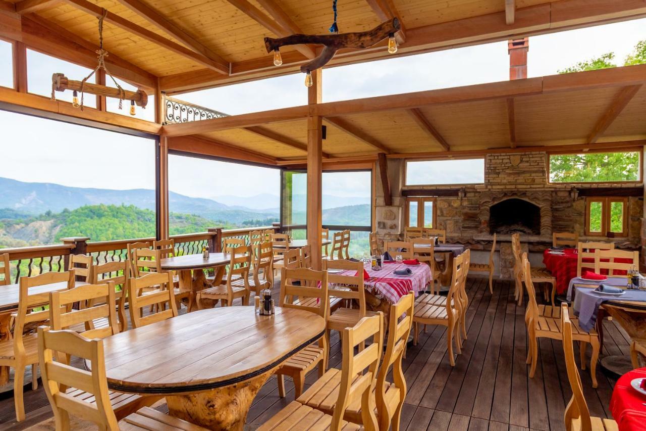 Hotel Restaurant Emblema Petrele Bagian luar foto